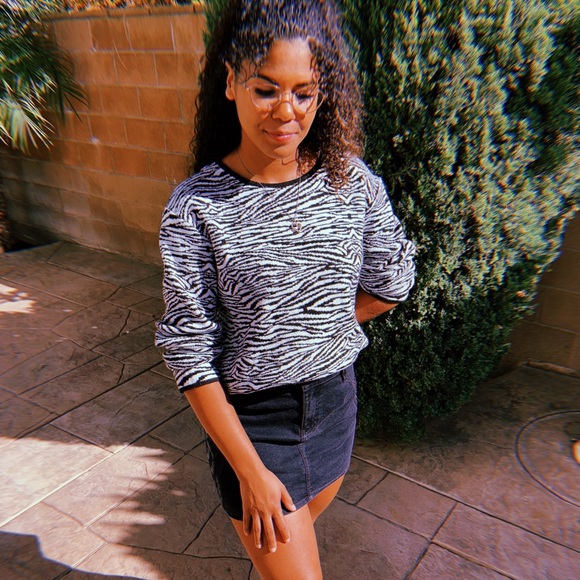 •3 FOR $20• VTG Zebra Sweater - Picture 4 of 5